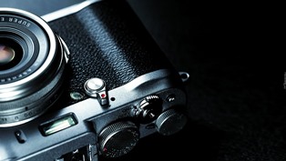 tapeta aparat fotograficzny marki fujifilm x 100s na czarnym tle